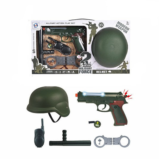 طقم عسكري مع خوذة